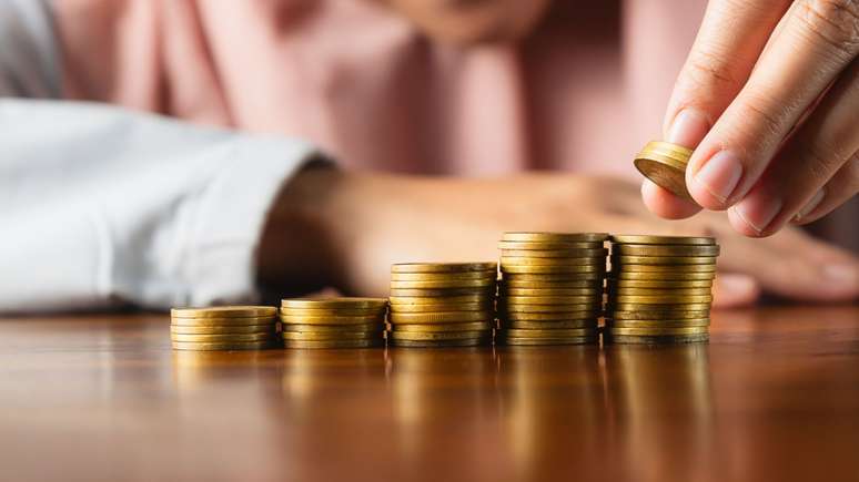 Quer atrair dinheiro com um ritual fácil? Veja como fazer a simpatia com moedas douradas para ativar a prosperidade no seu lar.
