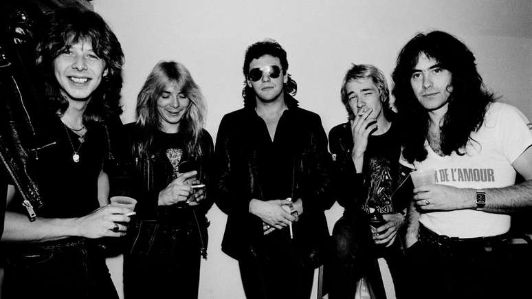 Iron Maiden em 1981 (E-D): Clive Burr, Dave Murray, Paul Di'Anno, Adrian Smith e Steve Harris -