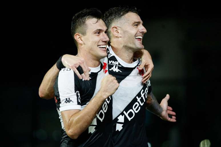 Vegetti vibra. O artilheiro do Brsil e da Série A foi o artilheiro deste 3 a 0 do sobre o Fortaleza