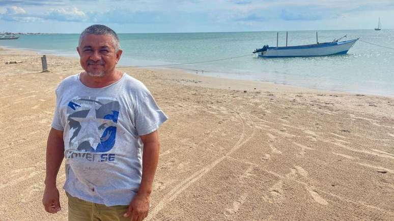 O pescador Aaron Laguna, do grupo indígena Wayuu, conta que os moradores locais às vezes fazem acordos desfavoráveis com as empresas de geração de energia