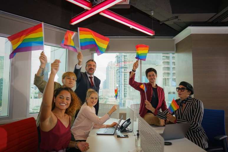 Empresas que investem em políticas inclusivas colhem benefícios como maior engajamento e melhoria do clima organizacional