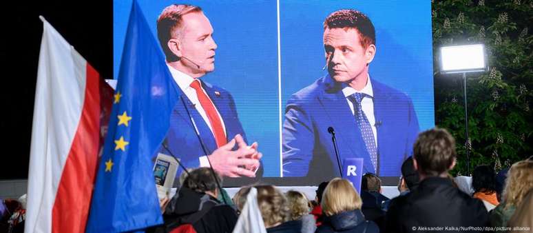 O ultraconservador Karol Nawrocki (esq.) e Rafal Trzaskowski no último debate presidencial antes da eleição polonesa
