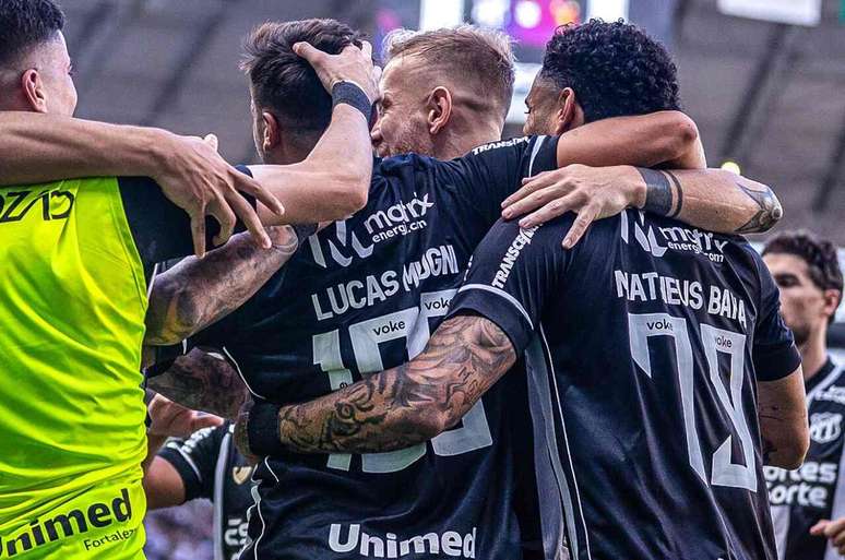 Los cantantes son agradables cantantes, el gol de la meta, el segundo en el juego,