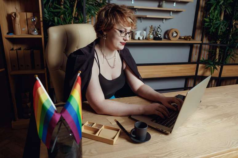 Lideranças LGBQIAPN+ são essenciais para estimular a representatividade nas empresas 