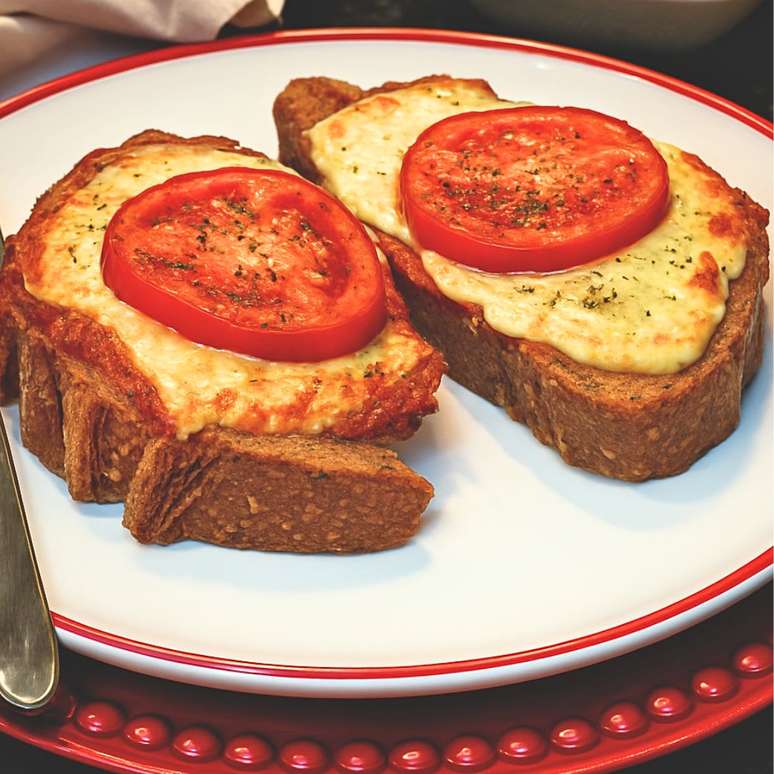 Bruschetta: melted cheese, crunchy bread, soft interiors Bruschetta: melted cheese, crunchy bread, soft interiors