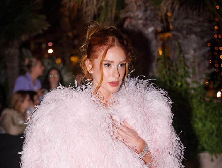 Marina Roy Barbosa looks and wears feathers and pants in Cannes Marina Roy Barbosa looks and wears feathers and pants in Cannes