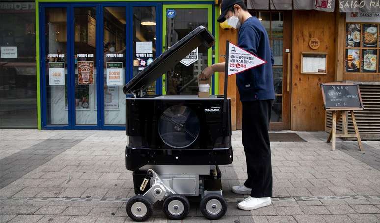 Some merchants choose to use high -cost robots like this, designed to provide food Some merchants choose to use high -cost robots like this, designed to provide food