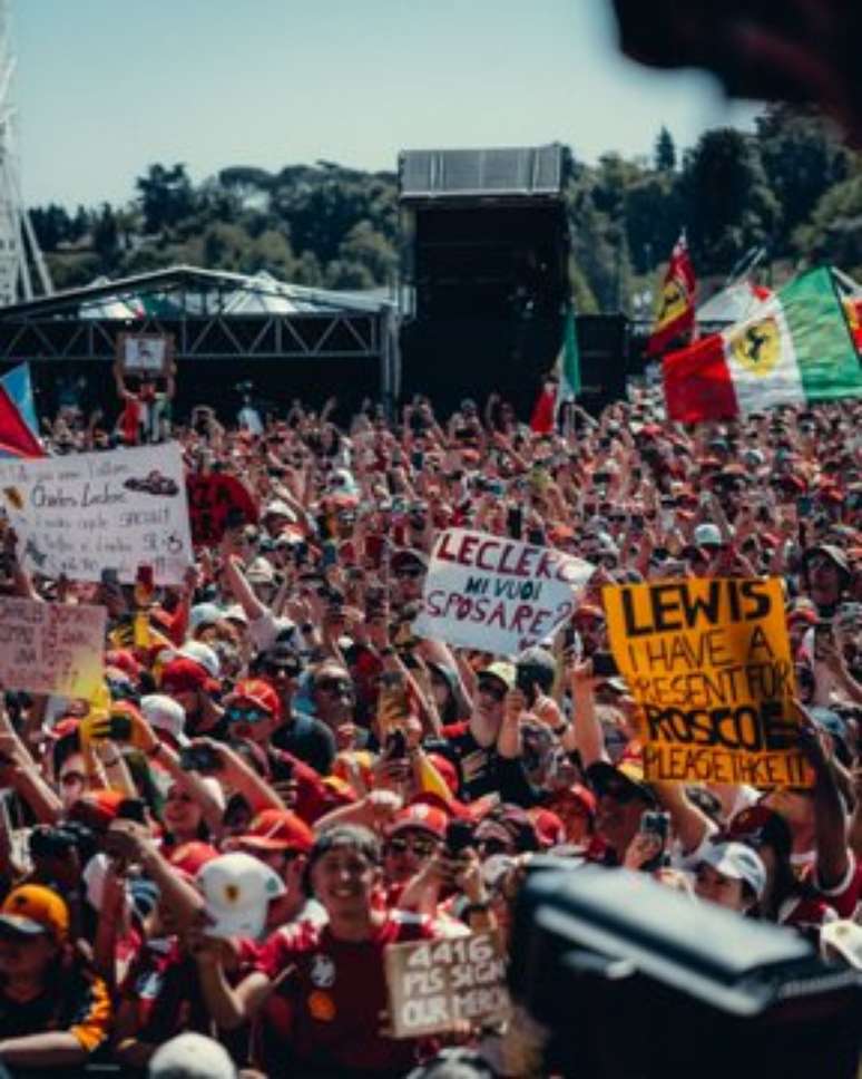 Fans de Ferrari durante el Fanzone en Italia