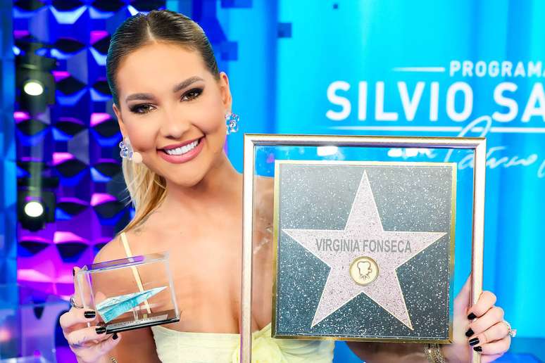 A influenciadora número 1 do Brasil em sua chegada ao SBT, com o aviãozinho de dinheiro de Silvio Santos e a estrela da fama: ela nunca precisou da TV