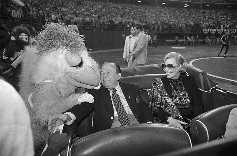 Joan com Ray Kroc, quando ele era dono do time profissional de beisebol San Diego Padres, em homenagem ao aniversário de 80 anos do empresário