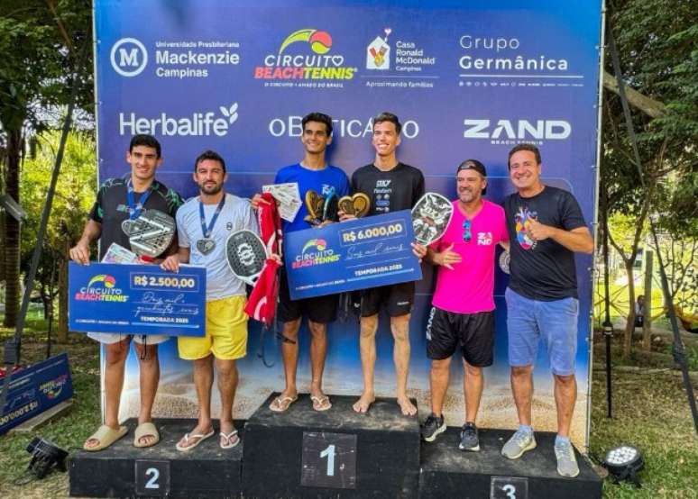 Fotos: Campeões ao centro do pódio com Mola de azul e Renzo de preto 