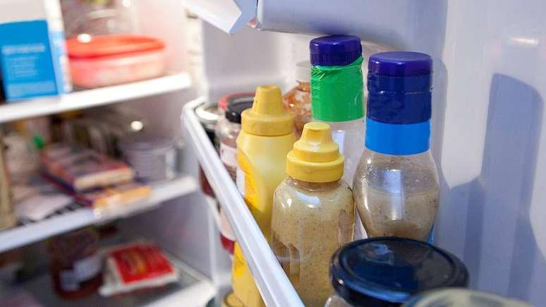 The ideal is to store less perishable products on the refrigerator door, where the temperature is higher The ideal is to store less perishable products on the refrigerator door, where the temperature is higher