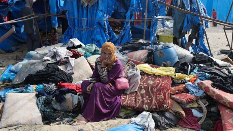 Palestinian woman who was homeless after attacks from Israel this Saturday Palestinian woman who was homeless after attacks from Israel this Saturday