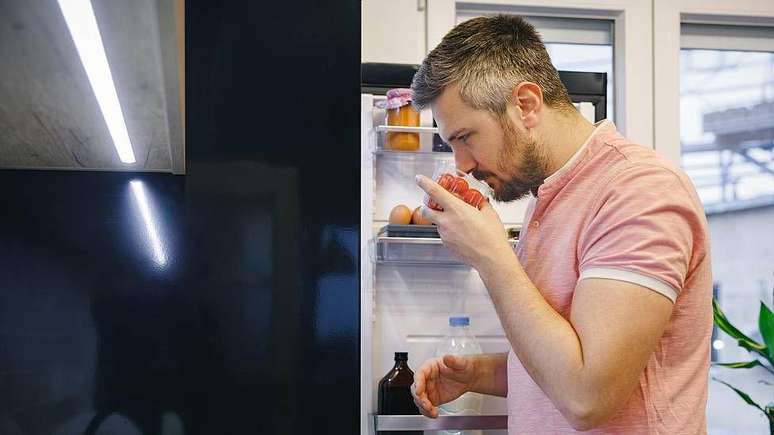 It is important to smell the remains of food left in the refrigerator for a long time It is important to smell the remains of food left in the refrigerator for a long time