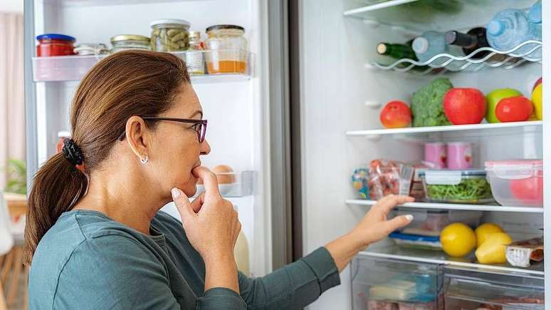 When you open the door and continue to think, let the hot air enter and hinder the refrigerated food When you open the door and continue to think, let the hot air enter and hinder the refrigerated food