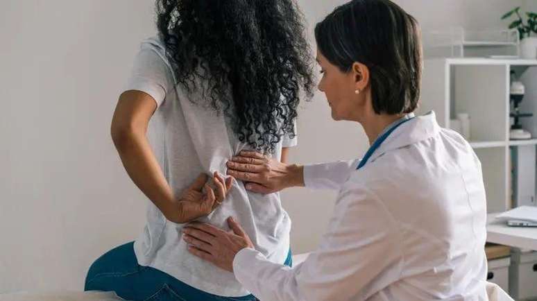 Procurar ajuda médica é essencial para fazer o tratamento adequado para dor nas costas