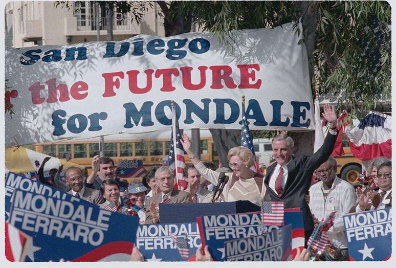 Joan ao lado do então candidato à presidência democrata Walter Mondale