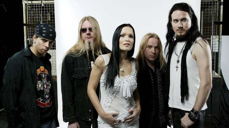Nightwish nos anos 2000 (E-R): Jukka Nevalainen, Marco Hietala, Tarja Turunen, Emppu Vuorinen, Tuomas Holopainen -