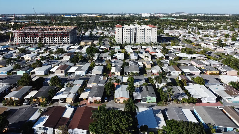 Ao fundo, &eacute; poss&iacute;vel ver os primeiros complexos de apartamentos constru&iacute;dos pela empresa, que ela planeja replicar no restante da &aacute;rea ap&oacute;s a remo&ccedil;&atilde;o dos moradores