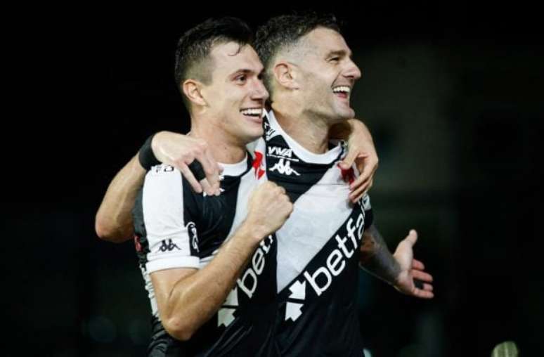 https://jogada10.com.br/wp-content/uploads/2025/05/GrL_73aXEAAZtUG.jpg - Legenda: Vegetti comemora gol ao lado de Piton