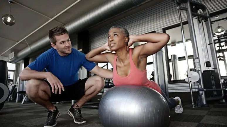 Exercícios guiados por fisioterapeutas são indicados para pessoas com dores nas costas