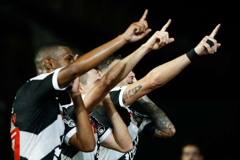 Vegetti comemora gol com companheiros &ndash; Matheus Lima / Vasco