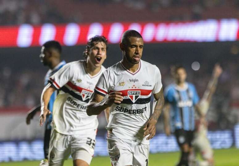 André Silva comemora gol da vitória do São Paulo sobre o Grêmio.