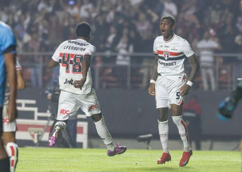 Arbdada celebra el objetivo del São para en el partido con el Grctrio.