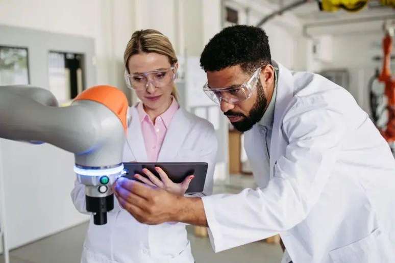 Inteligência artificial tem sido cada vez mais integrada na medicina, mas levanta questionamentos