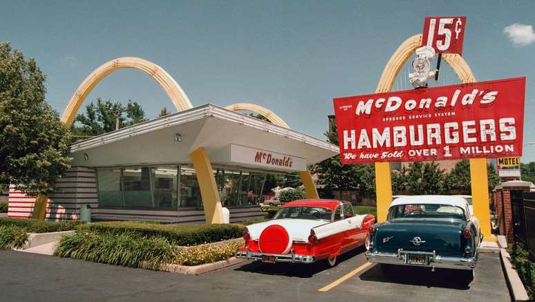 Uma réplica da primeira franquia que Ray Kroc abriu em 1955 em Des Plaines, Illinois — a empresa agora tem mais de 4.300 lojas em todo o mundo