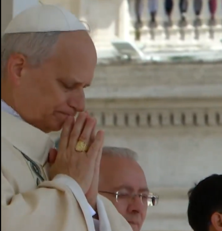 Papa emocionado após receber o anel