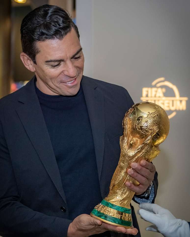 Lúcio segura troféu Lúcio segura troféu