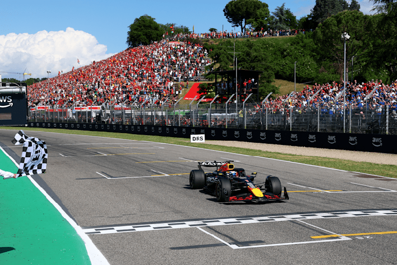 Max Verstappen cruza a linha de chegada em primeiro no GP da Emilia-Romagna