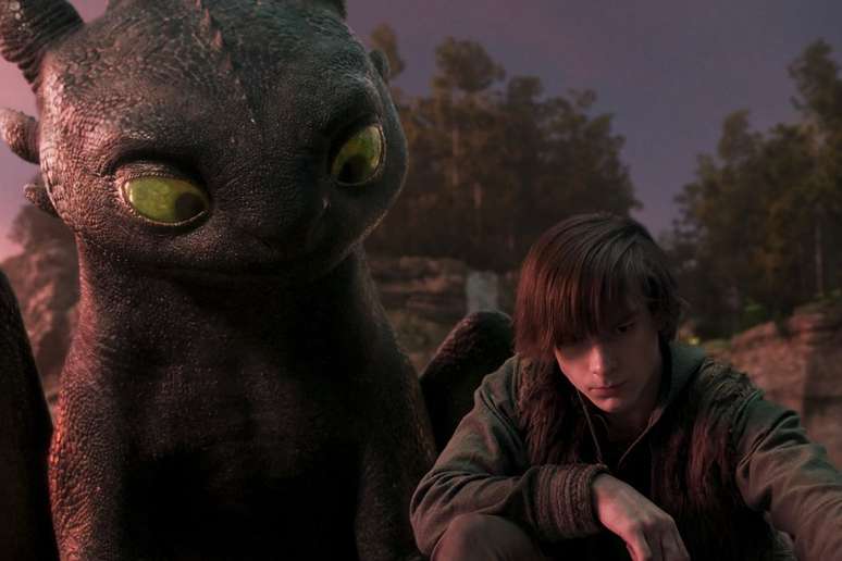 (Da esquerda para a direita) o dragão Fúria da Noite, Banguela, e Soluço (Mason Thames) em Como Treinar o Seu Dragão, da Universal Pictures, escrito e dirigido por Dean DeBlois.