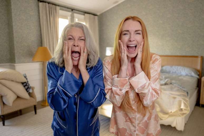(Da esquerda para a direita) Jamie Lee Curtis como Tess Coleman e Lindsay Lohan como Anna Coleman em Freakier Friday, da Disney.