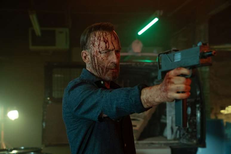Bob Odenkirk como Hutch Mansell em Nobody 2, dirigido por Timo Tjahjanto.