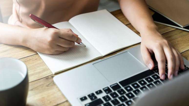 Escrever à mão parece facilitar o aprendizado em comparação ao ato de digitar num computador, revelam pesquisas recentes