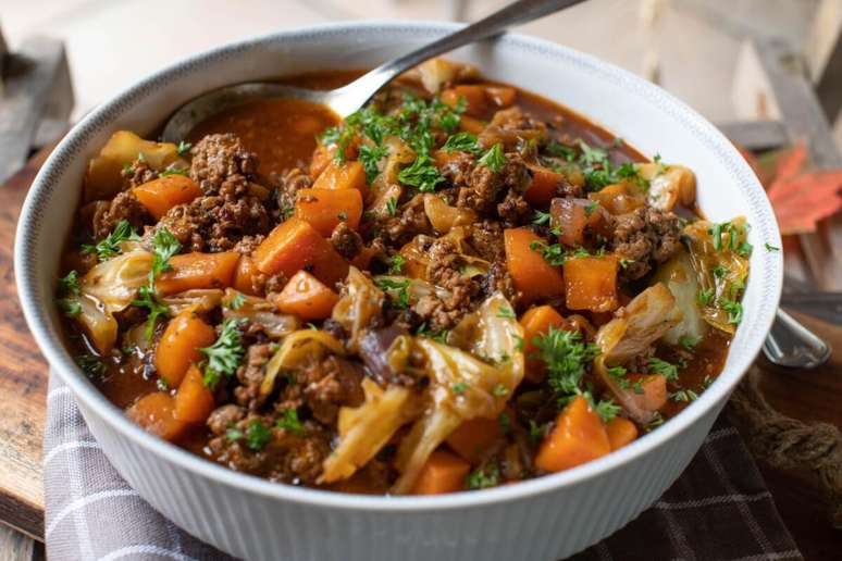 Ensopado de carne moída com legumes 