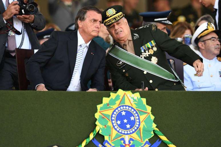 Bolsonaro e Freire Gomes durante evento em 2022, quando eram respectivamente presidente e comandante do Exército Bolsonaro e Freire Gomes durante evento em 2022, quando eram respectivamente presidente e comandante do Exército