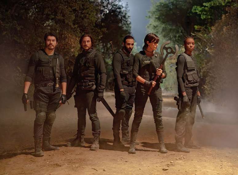 (Da esquerda para a direita) Henry Golding como Tuah, Luca Marinelli como Nicky, Marwan Kenzari como Joe, Charlize Theron como Andy e KiKi Layne como Nile em The Old Guard 2.