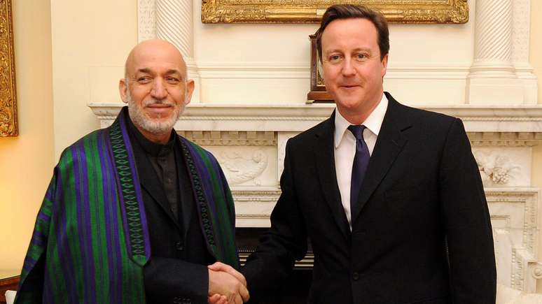O ent&atilde;o primeiro-ministro brit&acirc;nico David Cameron (&agrave; direita) teria sido informado pelo ent&atilde;o presidente afeg&atilde;o Hamid Karzai (&agrave; esquerda) sobre as alega&ccedil;&otilde;es de assassinatos de civis, conforme apurou a reportagem da BBC