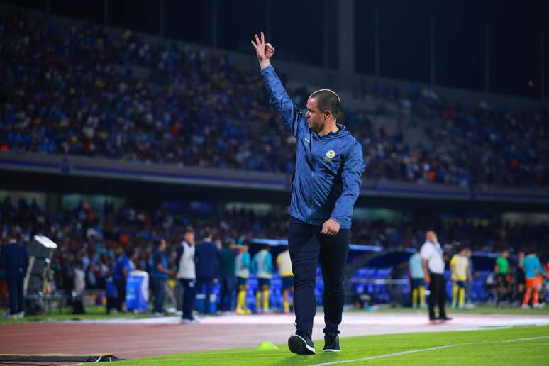 Andr&eacute; Jardine provocando a torcida do Cruz Azul 