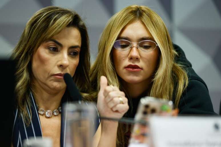 Influenciadora digital, Virgínia Fonseca (à direita) mostra o celular para a relatora da CPI das Bets, senadora Soraya Thronicke (Podemos-MS), durante seu depoimento.