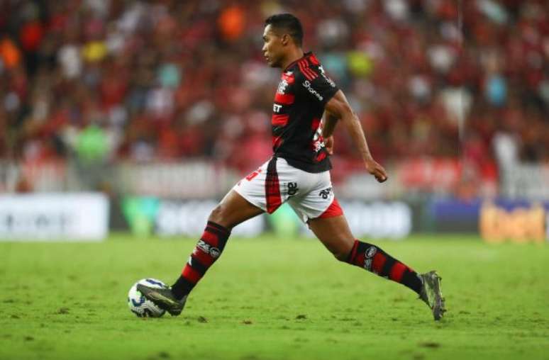 Fotos: Gilvan de Souza/Flamengo - Legenda: Alex Sandro em ação pelo Flamengo no empate, sem gols, com o Botafogo