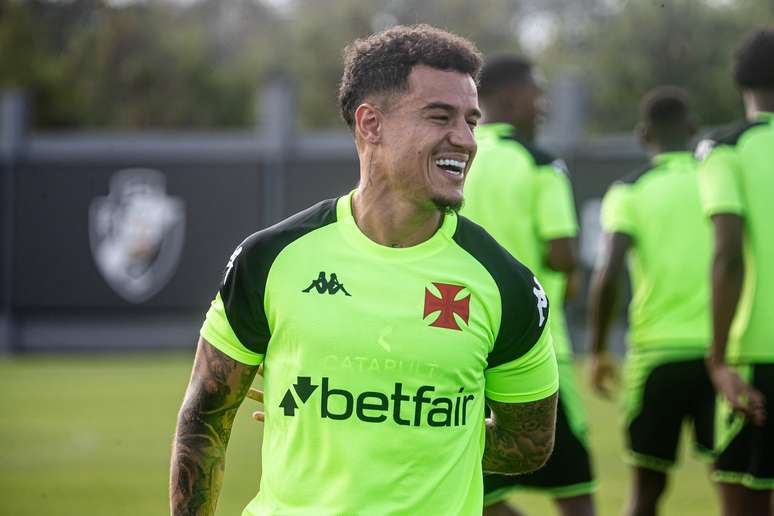 Coutinho treina normalmente no CT Moacyr Barbosa 