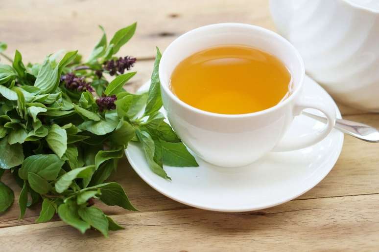 Chá de manjericão, lavanda e limão-siciliano