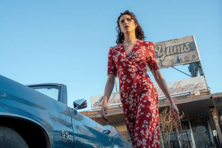 Margaret Qualley como Honey O’Donahue no filme Honey Don’t!, escrito e dirigido por Ethan Coen, uma produção da Focus Features.