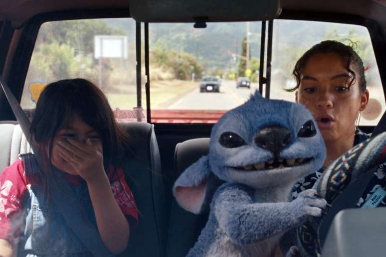 (Da esquerda para a direita) Maia Kealoha como Lilo, Stitch e Sydney Agudong como Nani na versão live-action de Lilo & Stitch, da Disney.