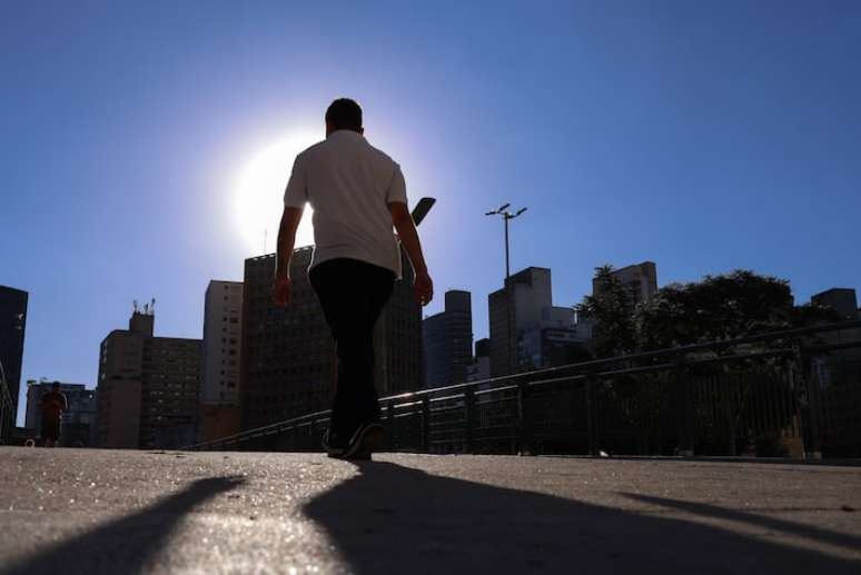 Movimentação na Passarela dos Piques no centro de São Paulo em tarde de forte calor.