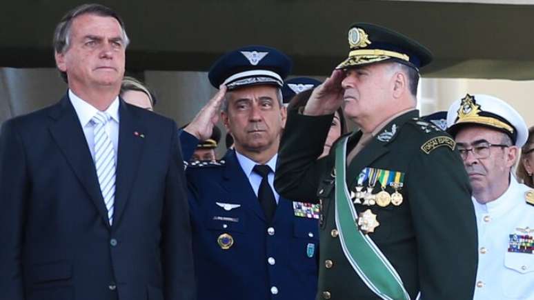 Jair Bolsonaro (PL) com os comandantes das Forças, general Freire Gomes, almirante Almir Garnier e brigadeiro Carlos Baptista Júnior, em comemorações do Dia do Soldado, no Quartel-General do Exército, em Brasília.